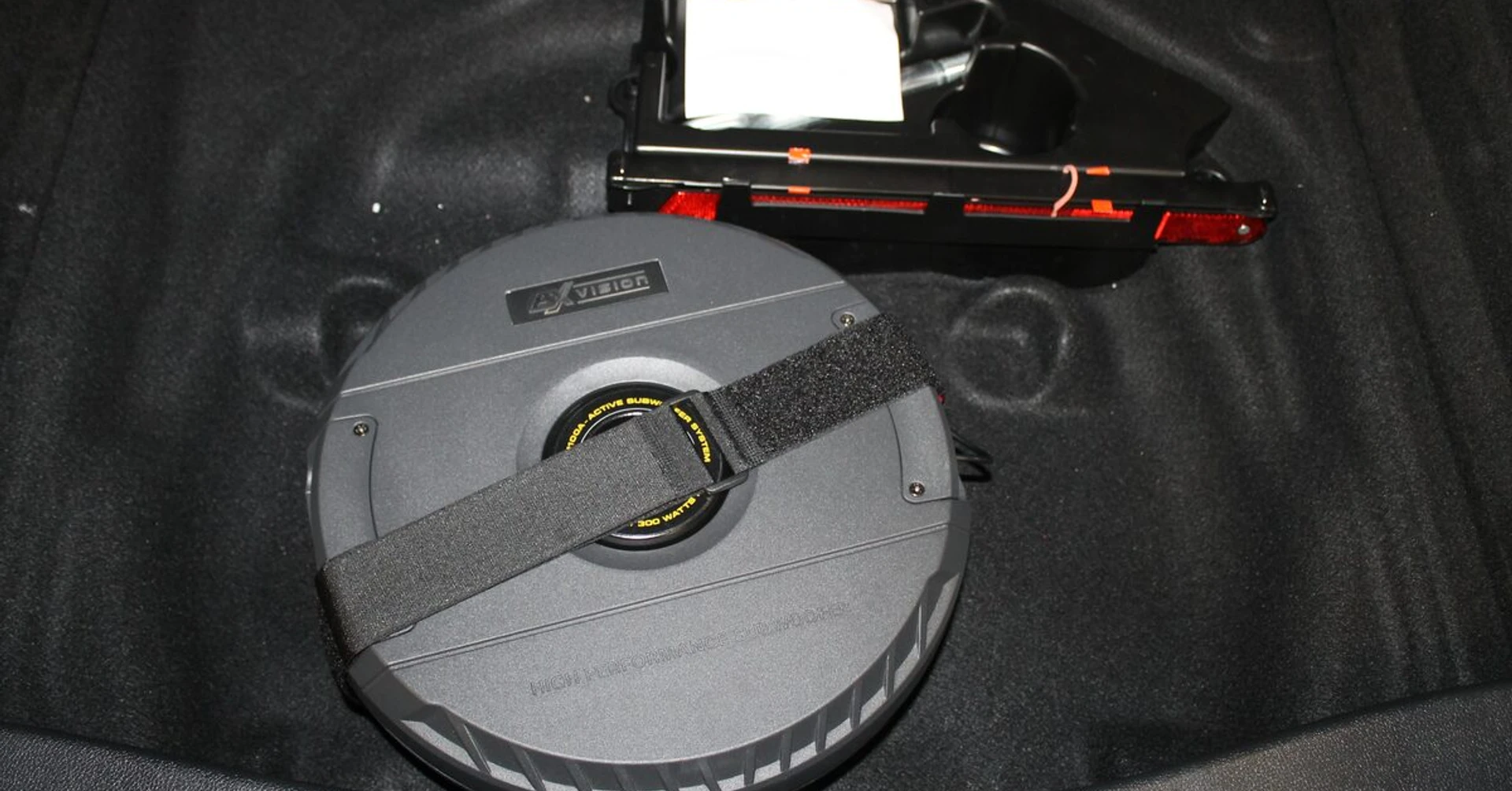 Mercedes : caisson de basses type Bose en roue de secours