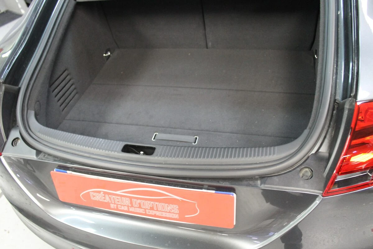 Audi TT : Kenwood DNX5190DABS, caméra de recul et caisson type Bose