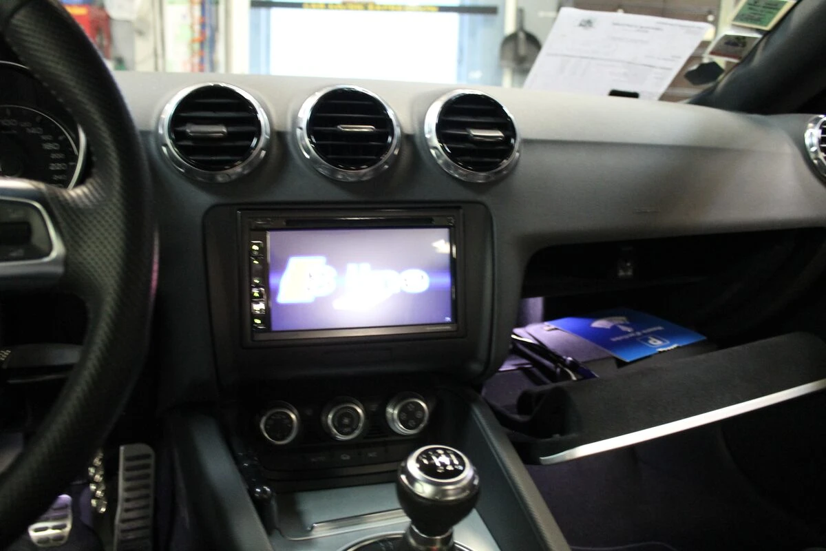 Audi TT : Kenwood DNX5190DABS, caméra de recul et caisson type Bose