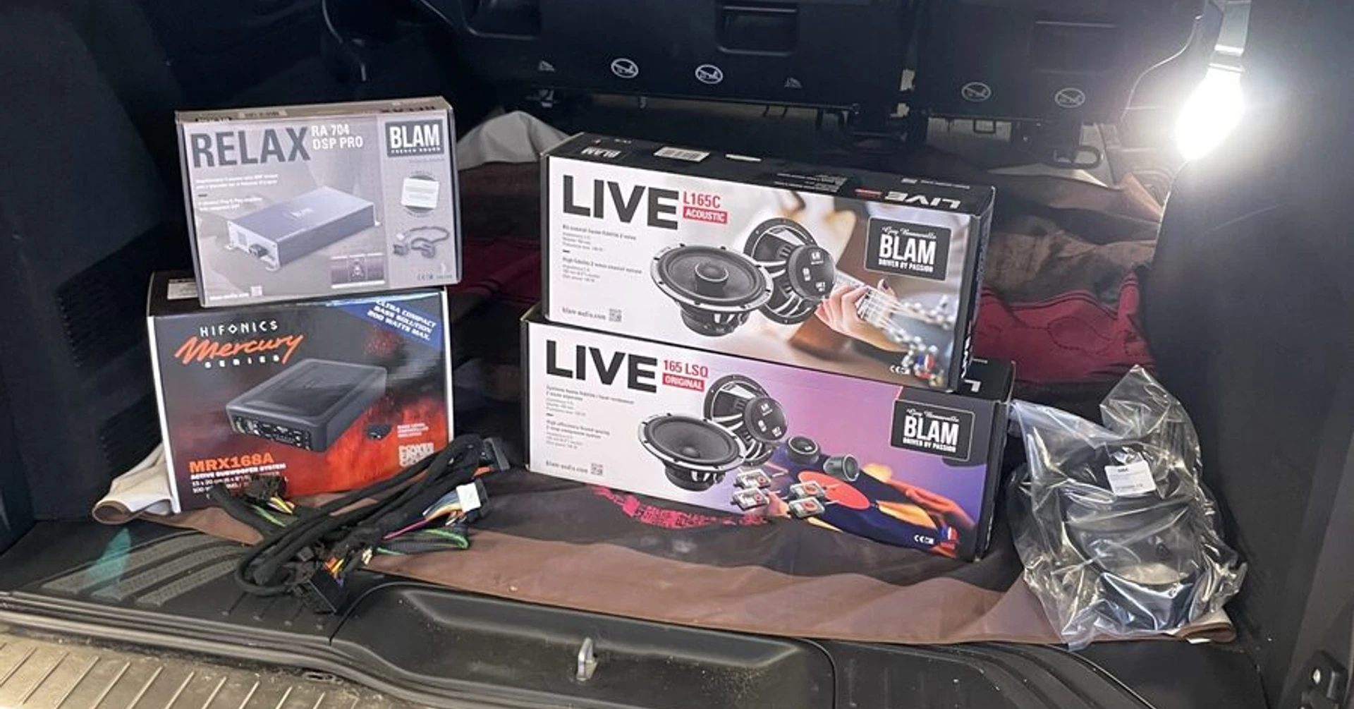 Mercedes Vito : BLAM Live, ampli DSP et caisson Hifonics