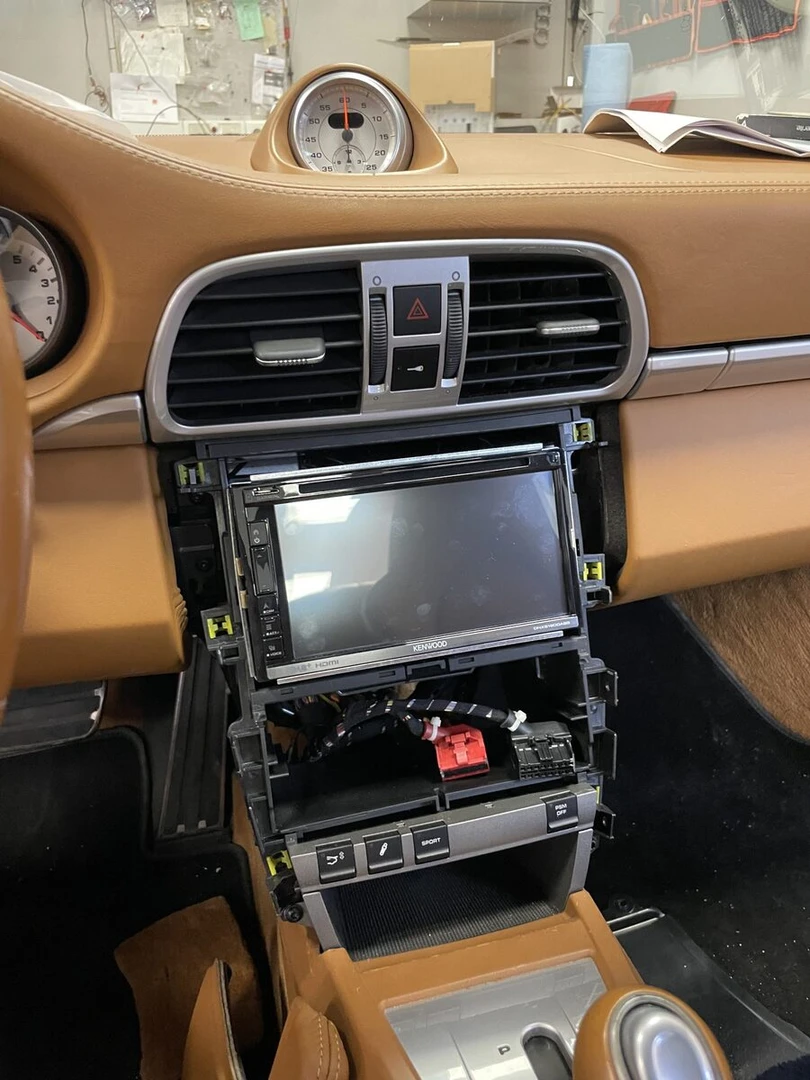 Porsche 997 Turbo : Kenwood DNX5190DABS et bouton de clim remplacé