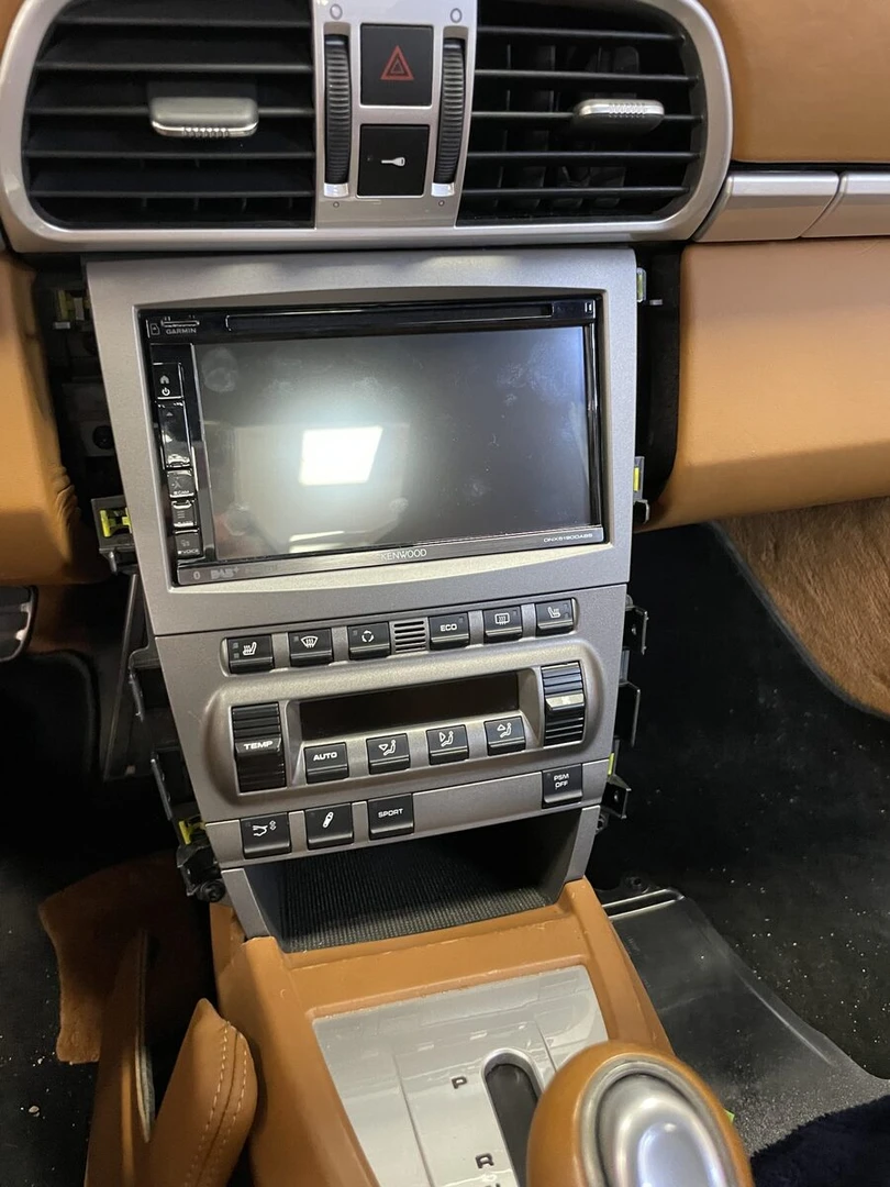 Porsche 997 Turbo : Kenwood DNX5190DABS et bouton de clim remplacé