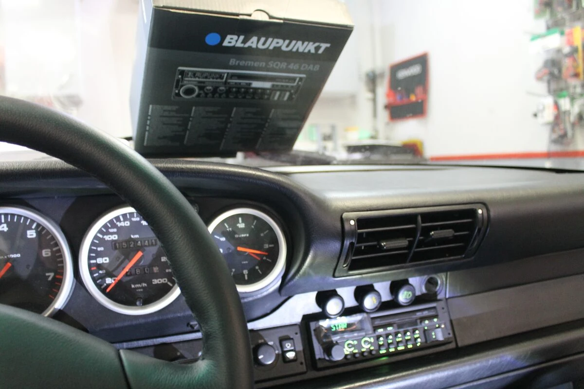 Porsche 964 : autoradio d'esprit vintage Blaupunkt Bremen SQR 46 DAB