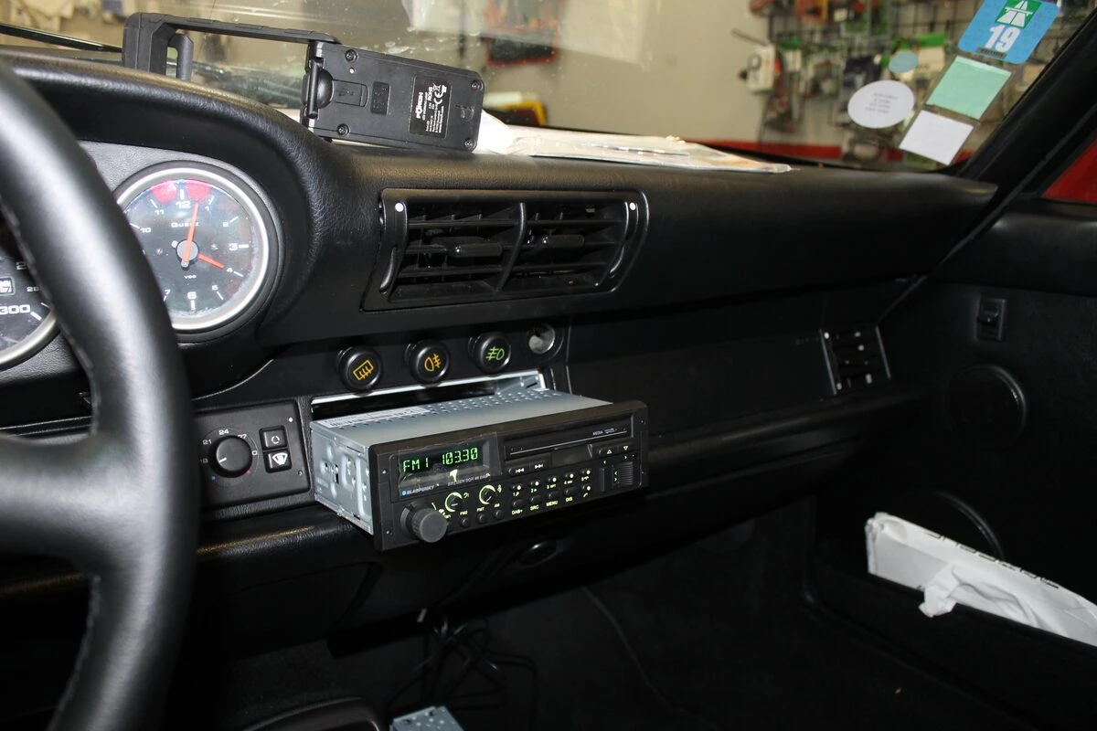 Porsche 964 : autoradio d'esprit vintage Blaupunkt Bremen SQR 46 DAB