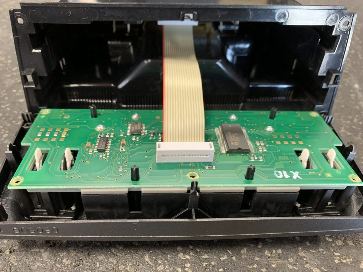 Porsche 997 Turbo : Kenwood DNX5190DABS et bouton de clim remplacé