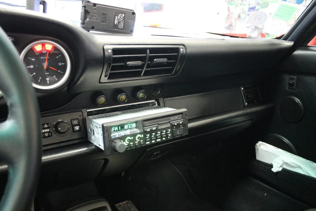 Porsche 964 : autoradio d'esprit vintage Blaupunkt Bremen SQR 46 DAB
