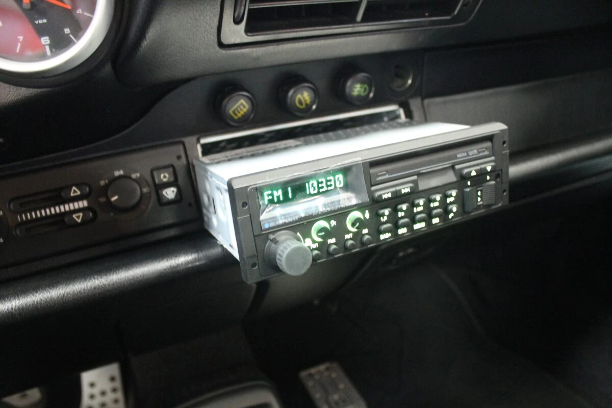 Porsche 964 : autoradio d'esprit vintage Blaupunkt Bremen SQR 46 DAB
