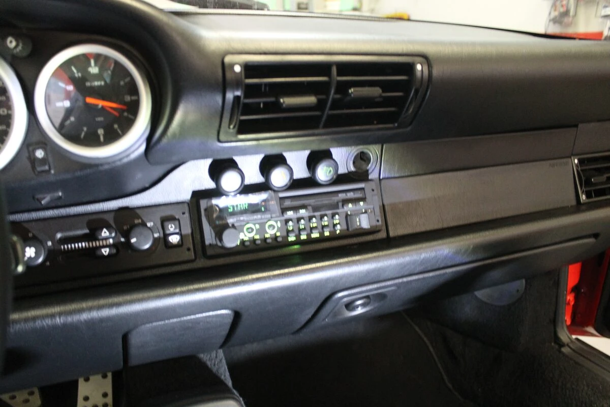 Porsche 964 : autoradio d'esprit vintage Blaupunkt Bremen SQR 46 DAB
