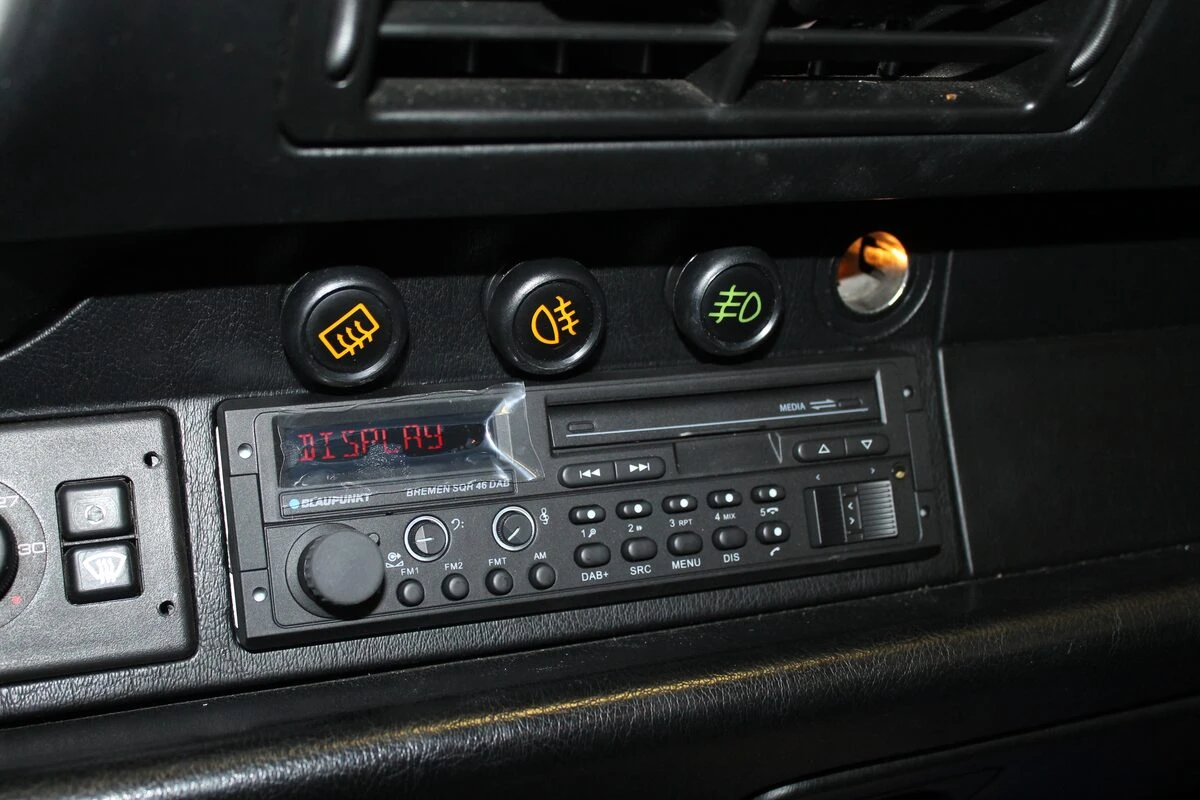 Porsche 964 : autoradio d'esprit vintage Blaupunkt Bremen SQR 46 DAB