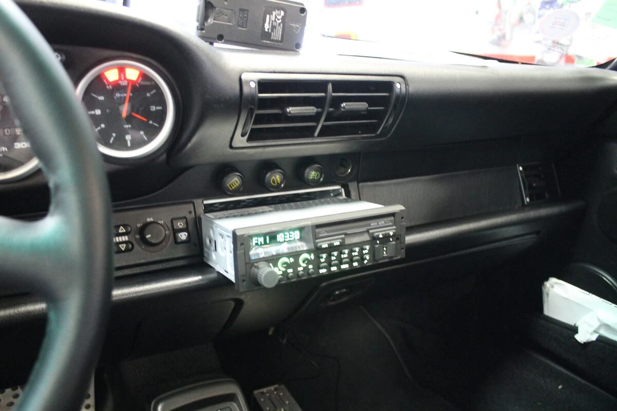 Porsche 964 : autoradio d'esprit vintage Blaupunkt Bremen SQR 46 DAB