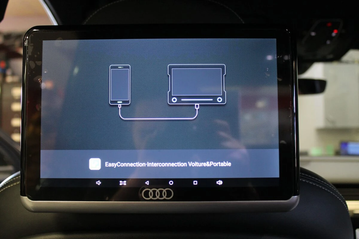 Audi Q7 : tablettes Android et DVD dans les appuie-têtes