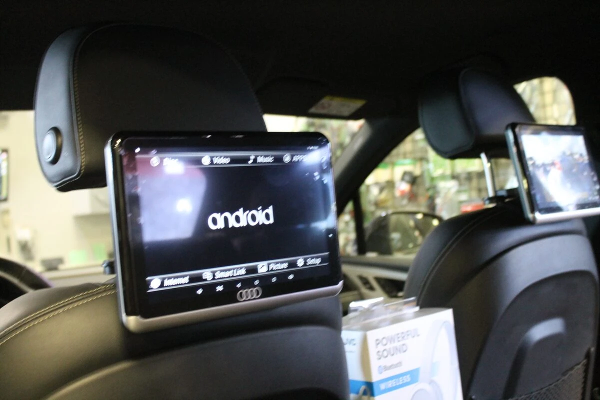 Audi Q7 : tablettes Android et DVD dans les appuie-têtes