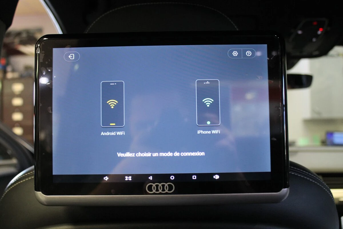Audi Q7 : tablettes Android et DVD dans les appuie-têtes