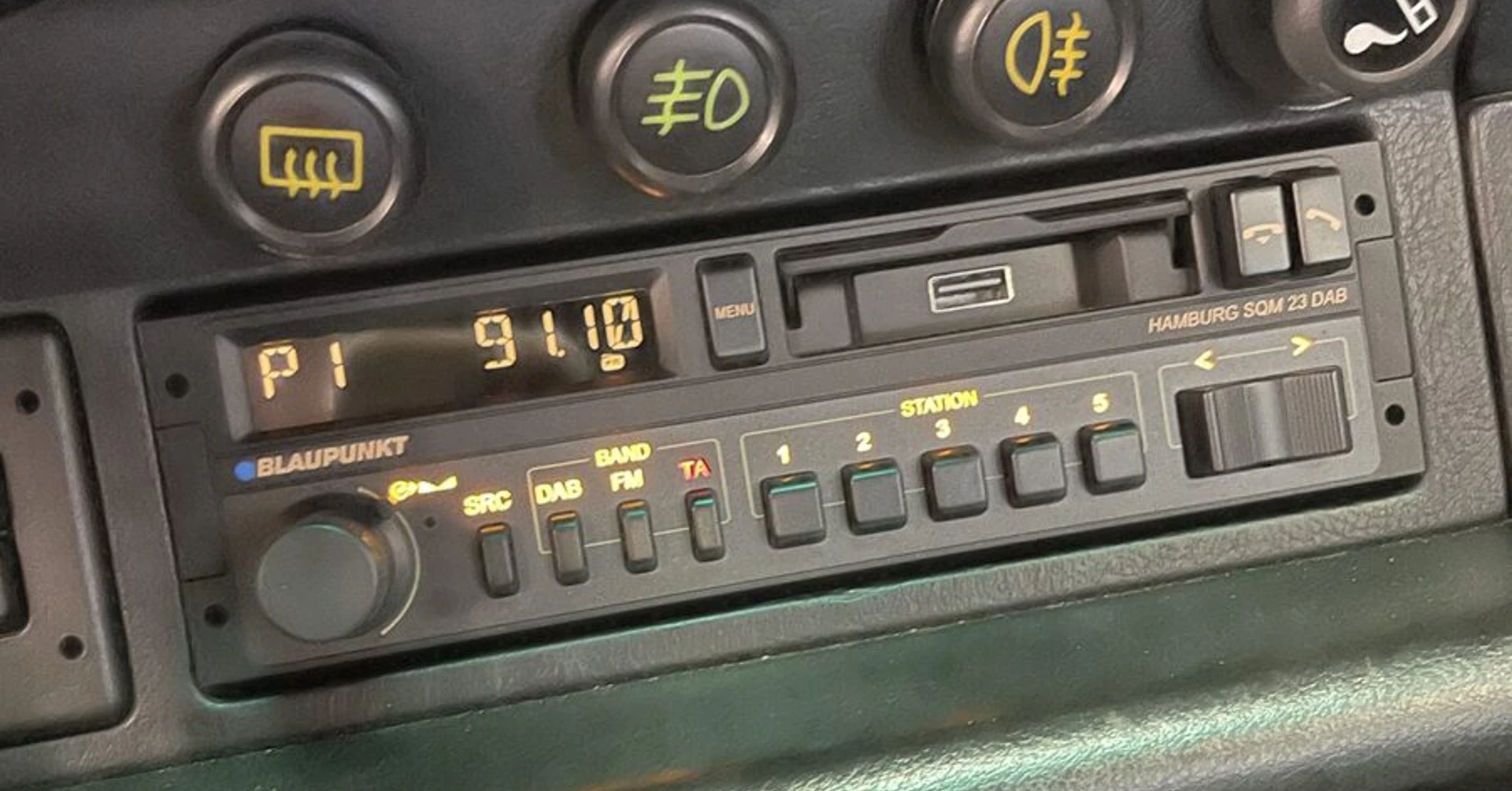 Porsche 964 : pose d'un autoradio Blaupunkt Hamburg