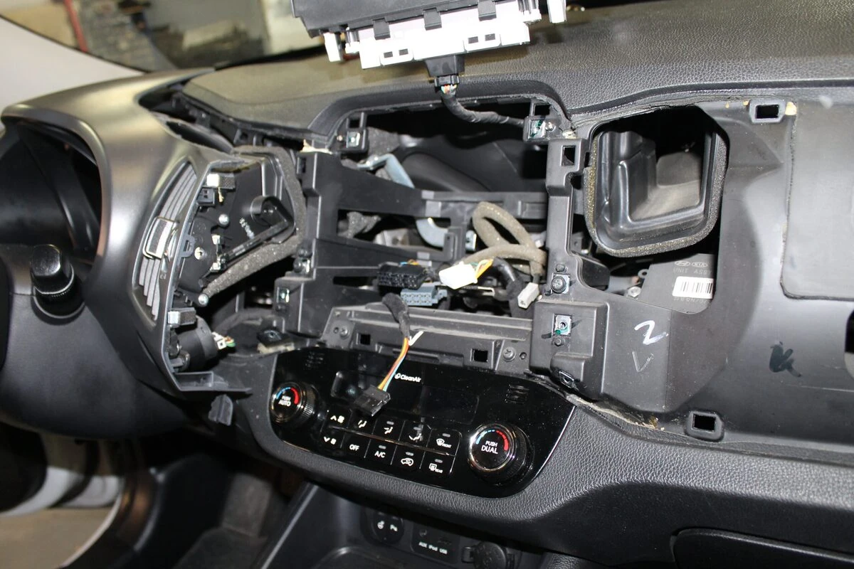 Kia Sportage : réparation de l'écran tactile par dalle LCD d'origine