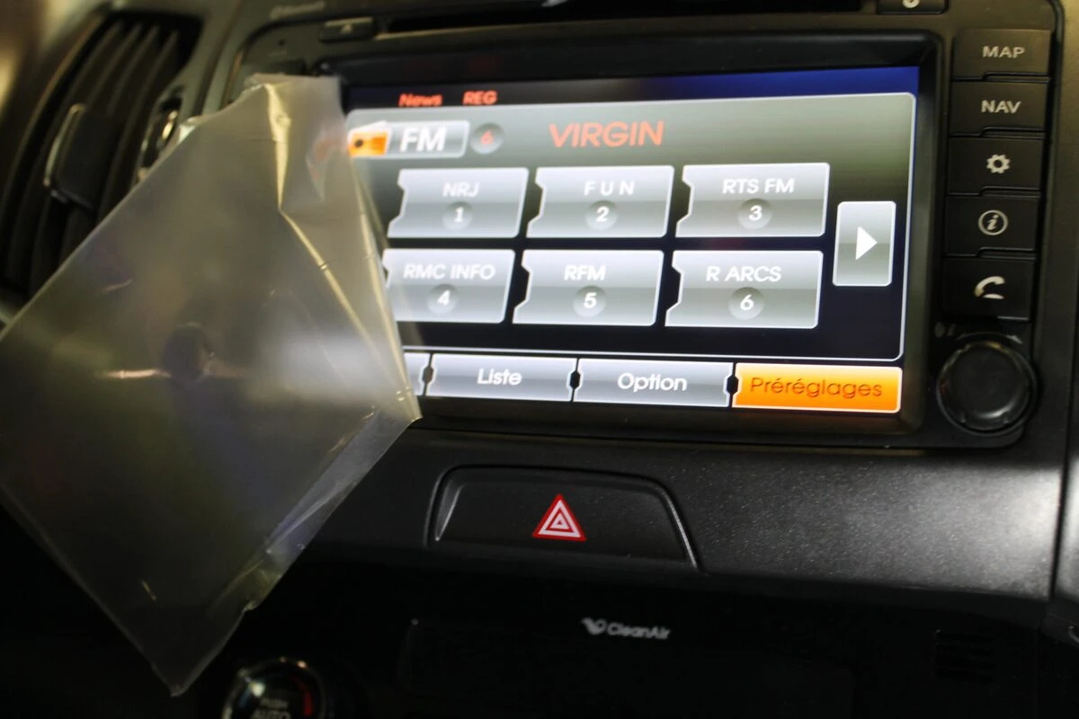Kia Sportage : réparation de l'écran tactile par dalle LCD d'origine
