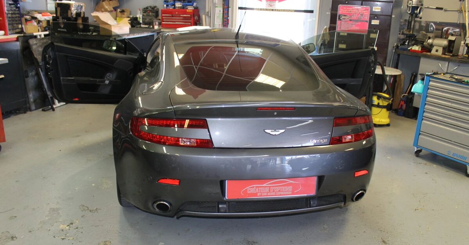 Aston Martin Vantage : Traqueur et réparation écran GPS