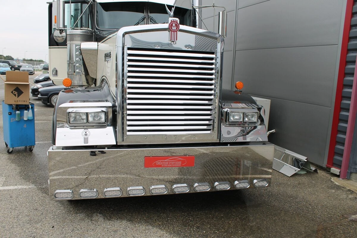 Kenworth noir et crème : sonorisation complète et écran OLED de 152 cm