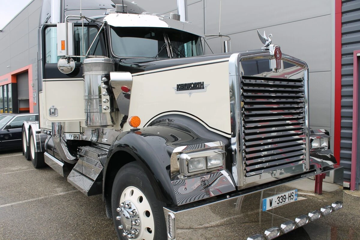Kenworth noir et crème : sonorisation complète et écran OLED de 152 cm