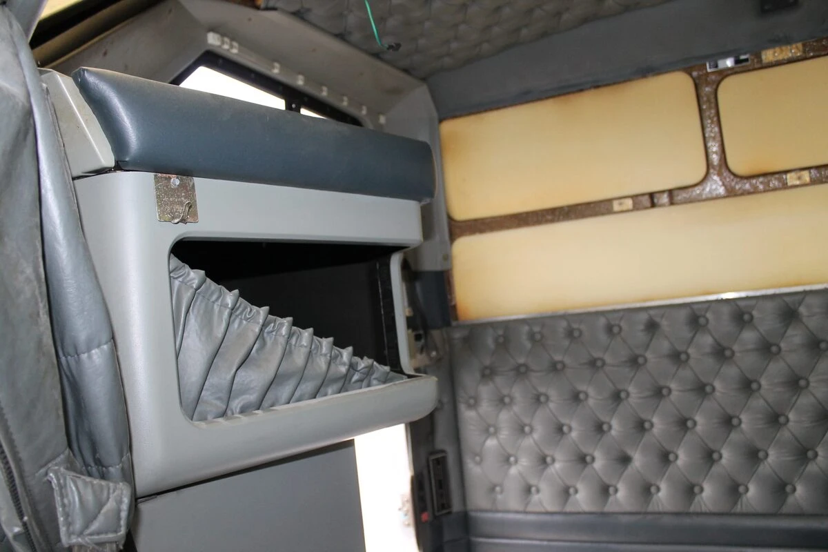 Kenworth noir et crème : sonorisation complète et écran OLED de 152 cm