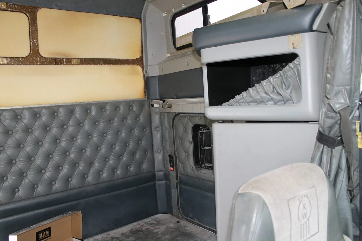 Kenworth noir et crème : sonorisation complète et écran OLED de 152 cm