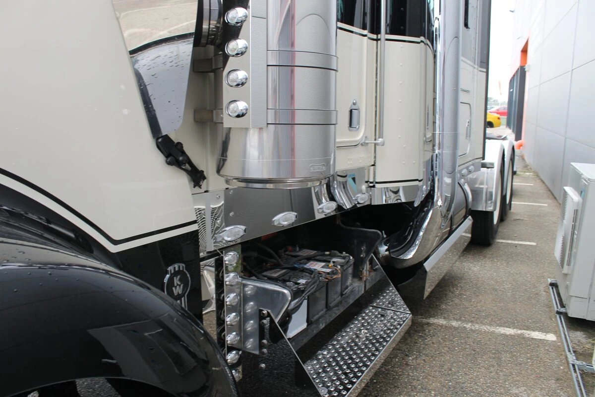 Kenworth noir et crème : sonorisation complète et écran OLED de 152 cm