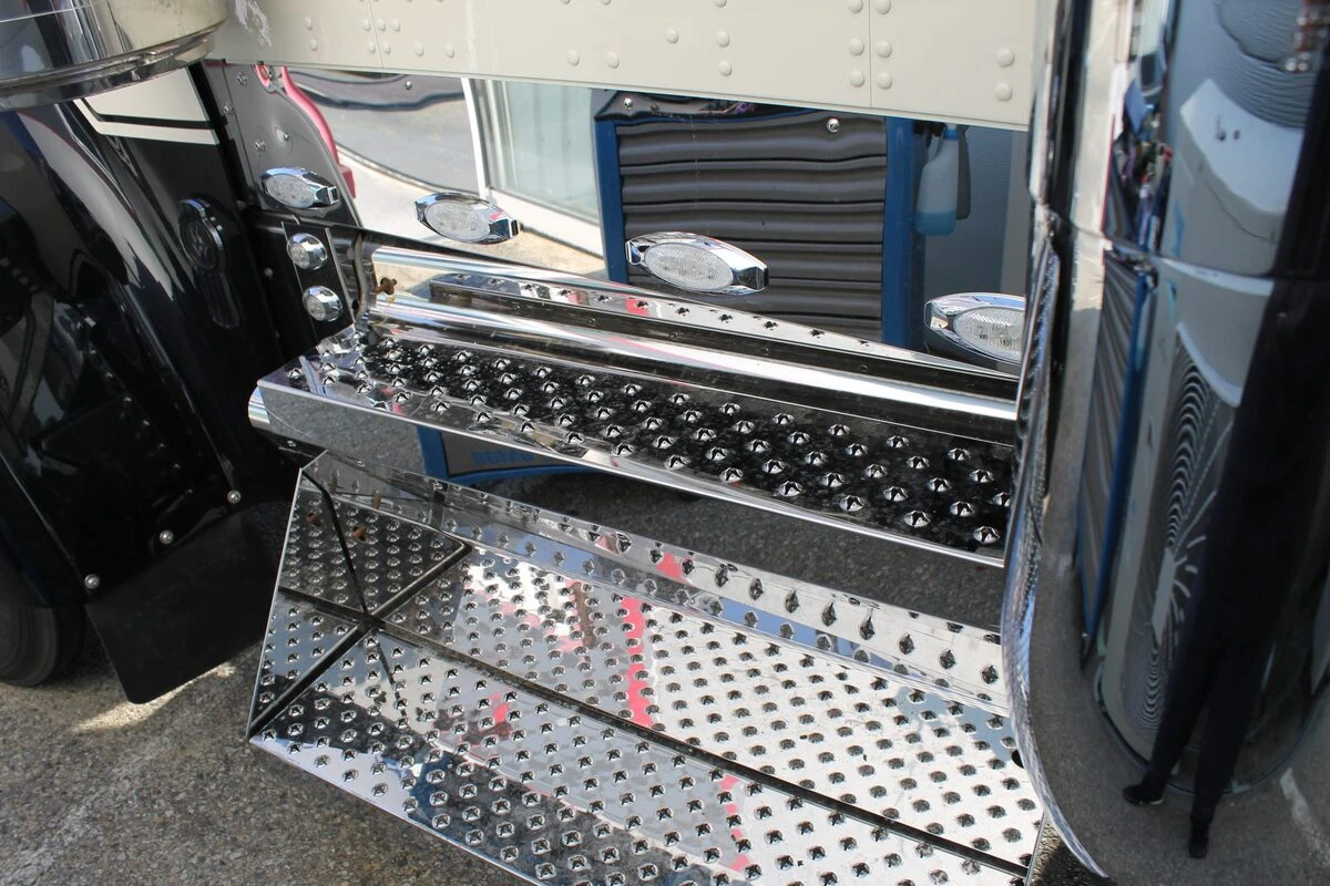 Kenworth noir et crème : sonorisation complète et écran OLED de 152 cm