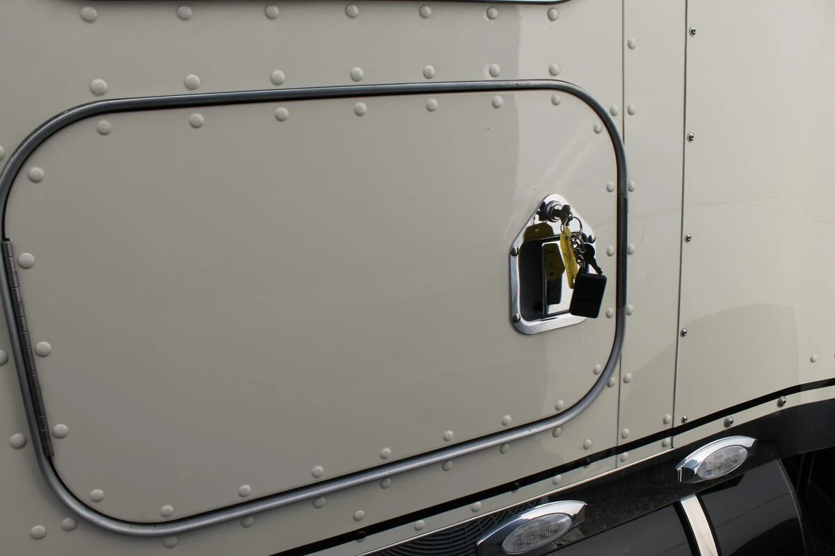 Kenworth noir et crème : sonorisation complète et écran OLED de 152 cm