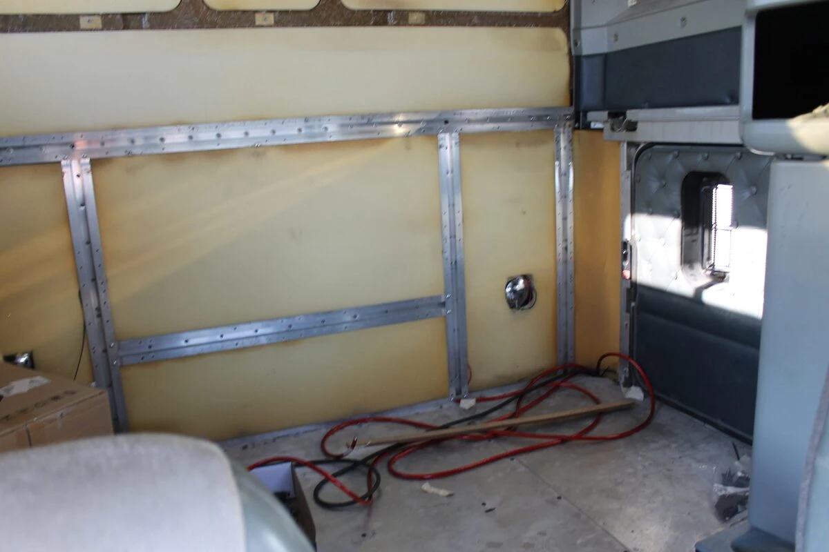 Kenworth noir et crème : sonorisation complète et écran OLED de 152 cm