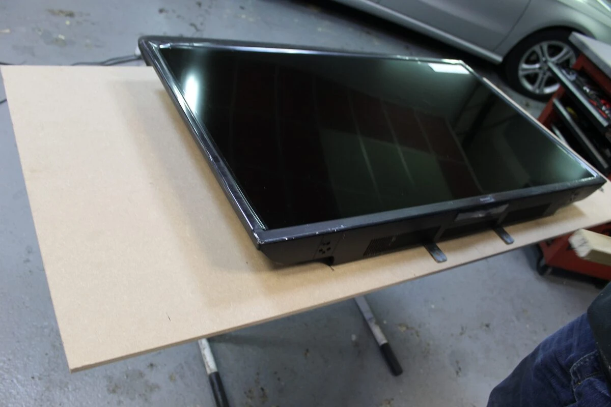 Kenworth noir et crème : sonorisation complète et écran OLED de 152 cm