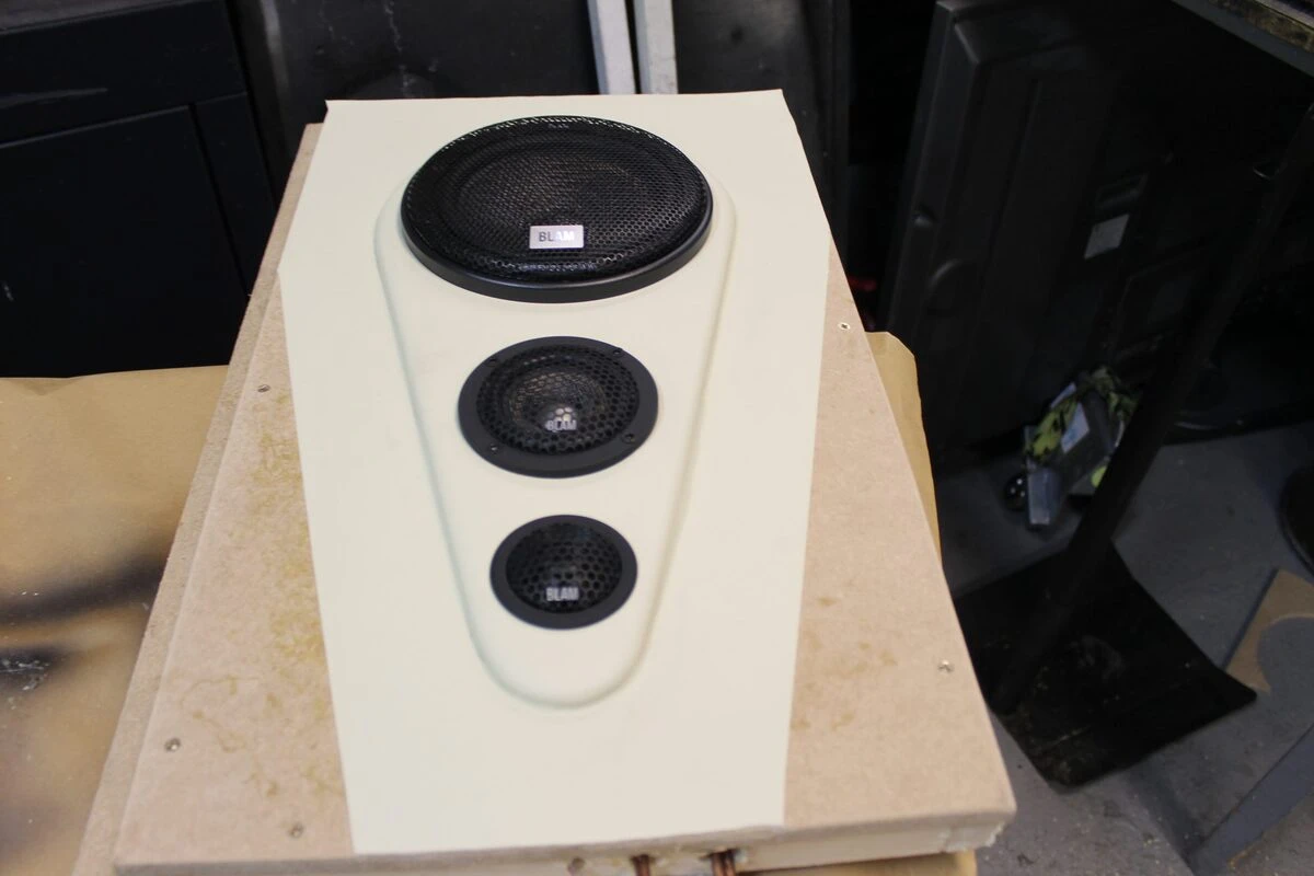 Kenworth noir et crème : sonorisation complète et écran OLED de 152 cm