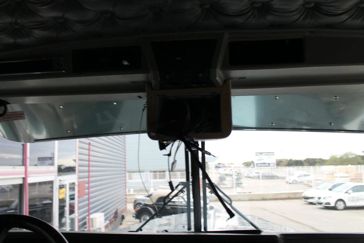 Kenworth noir et crème : sonorisation complète et écran OLED de 152 cm