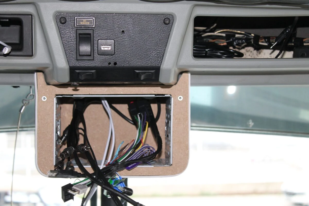 Kenworth noir et crème : sonorisation complète et écran OLED de 152 cm