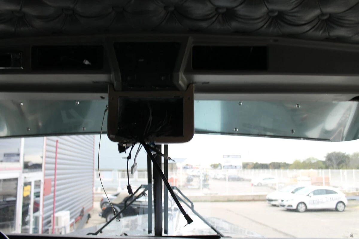 Kenworth noir et crème : sonorisation complète et écran OLED de 152 cm