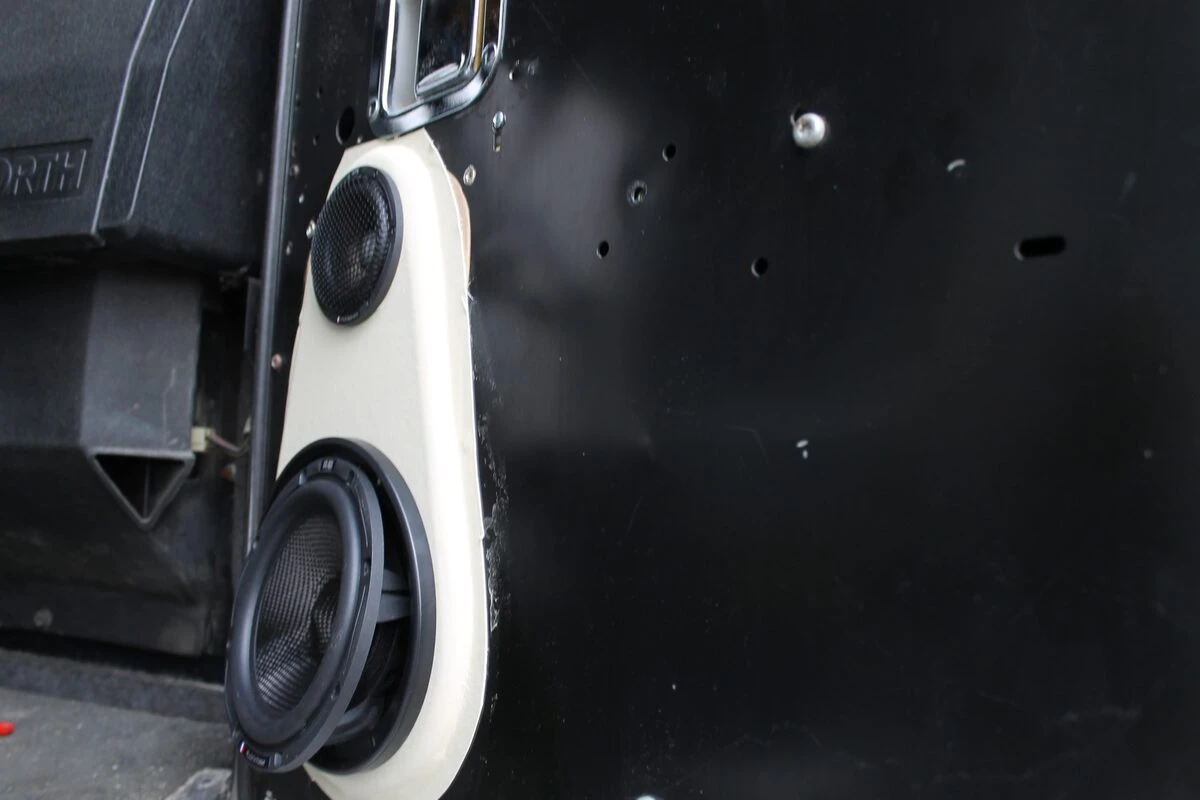 Kenworth noir et crème : sonorisation complète et écran OLED de 152 cm