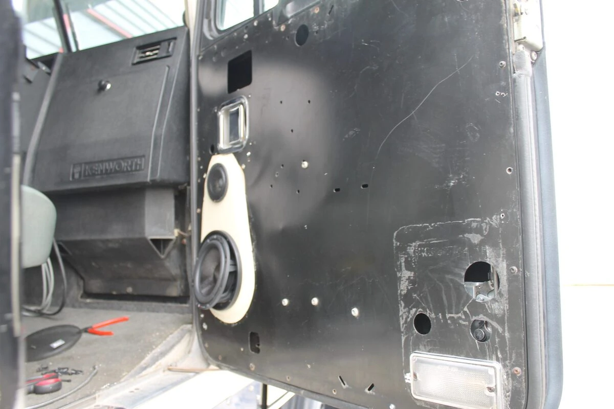 Kenworth noir et crème : sonorisation complète et écran OLED de 152 cm