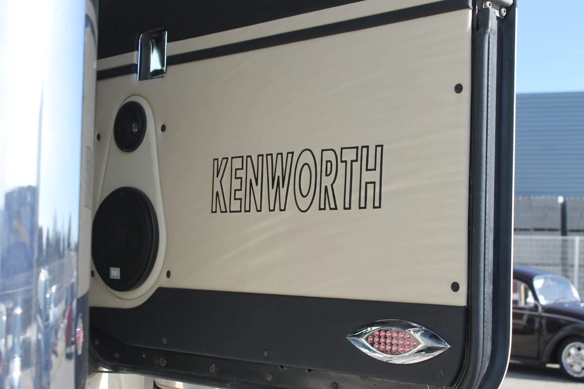 Kenworth noir et crème : sonorisation complète et écran OLED de 152 cm