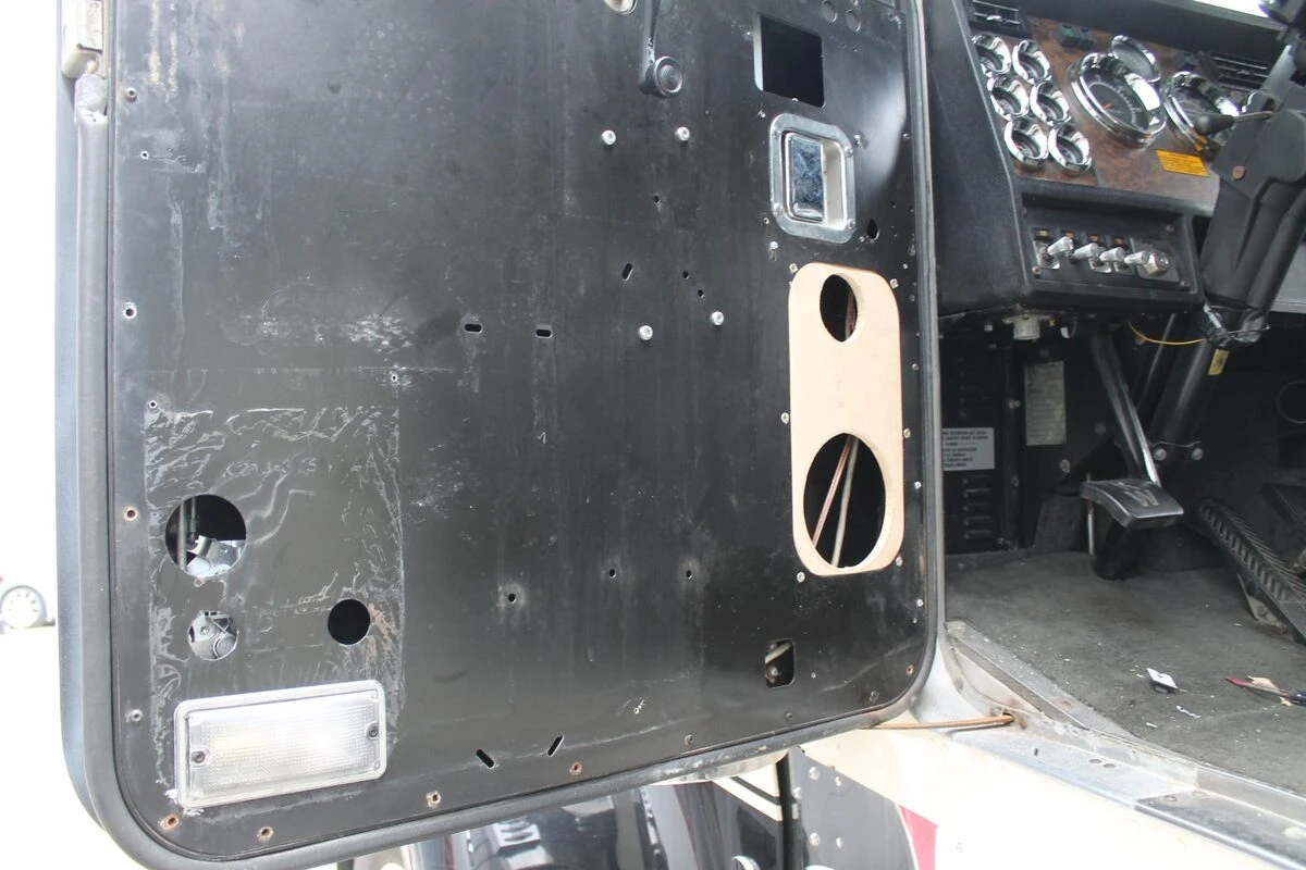 Kenworth noir et crème : sonorisation complète et écran OLED de 152 cm