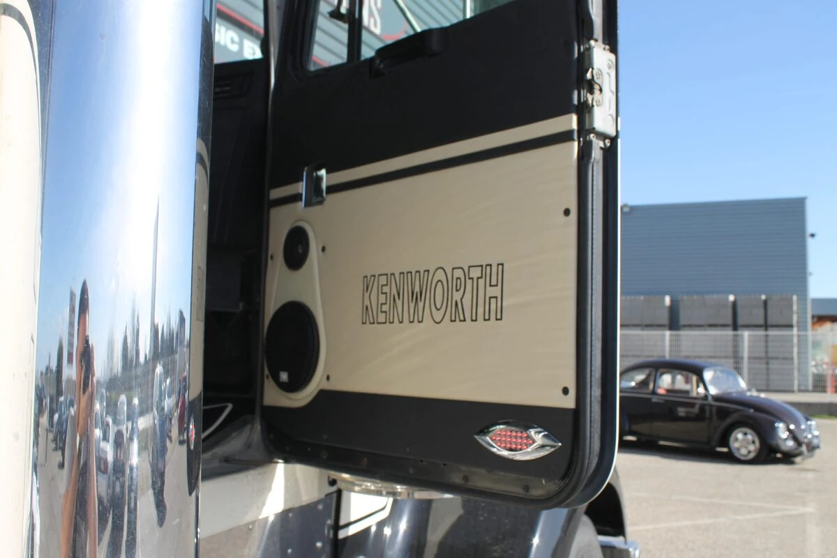 Kenworth noir et crème : sonorisation complète et écran OLED de 152 cm
