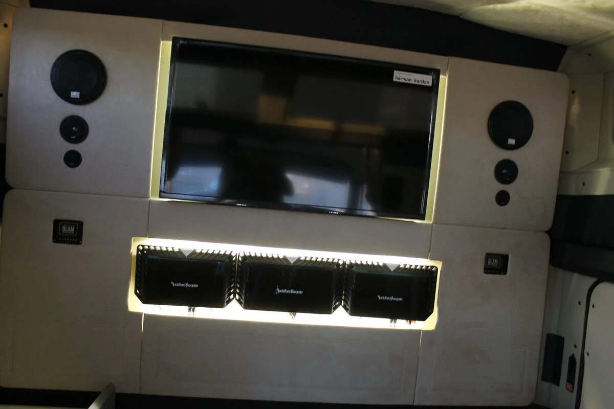 Kenworth noir et crème : sonorisation complète et écran OLED de 152 cm