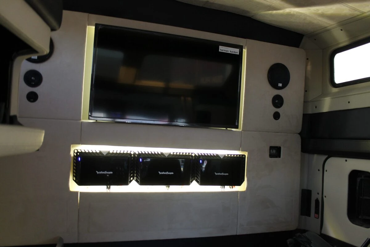 Kenworth noir et crème : sonorisation complète et écran OLED de 152 cm