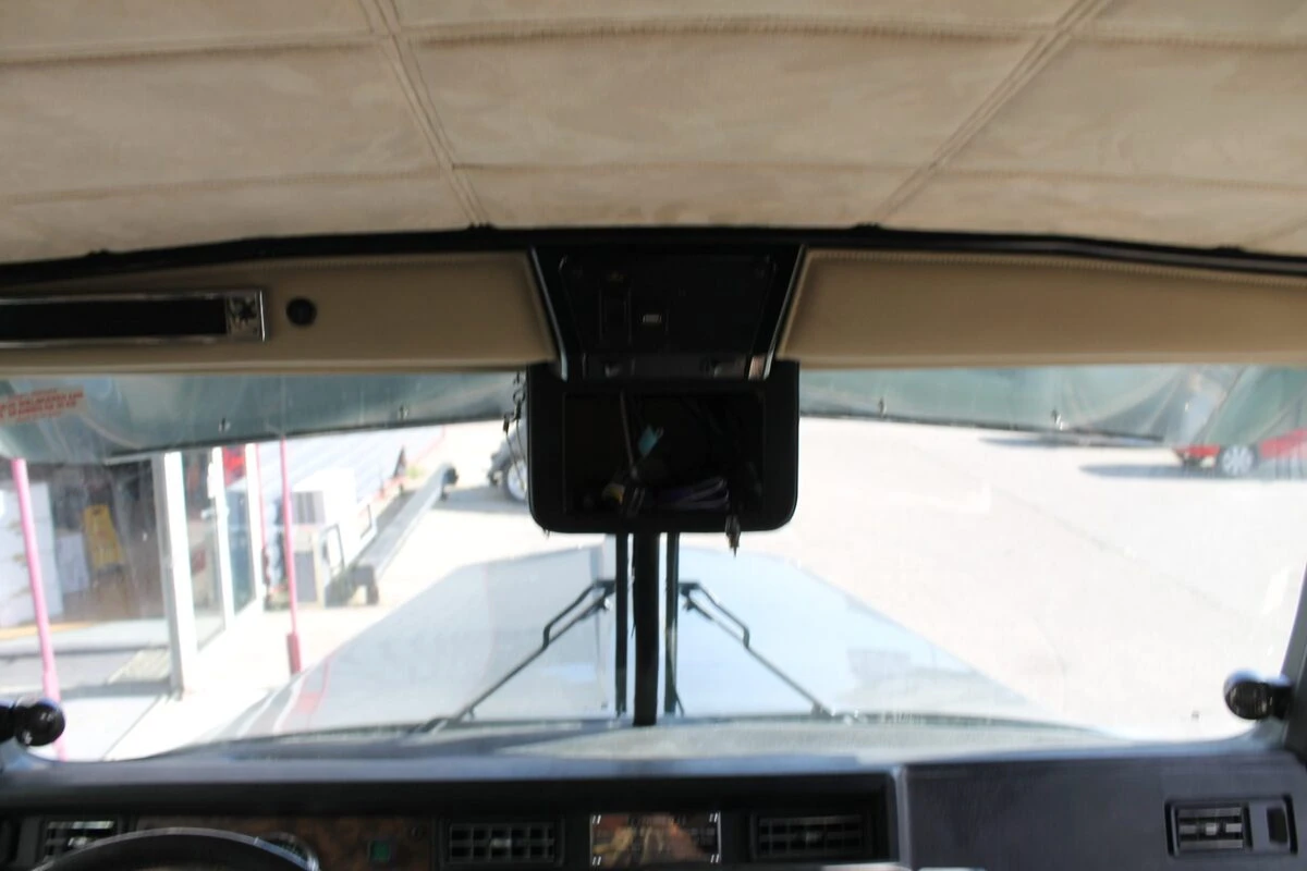 Kenworth noir et crème : sonorisation complète et écran OLED de 152 cm