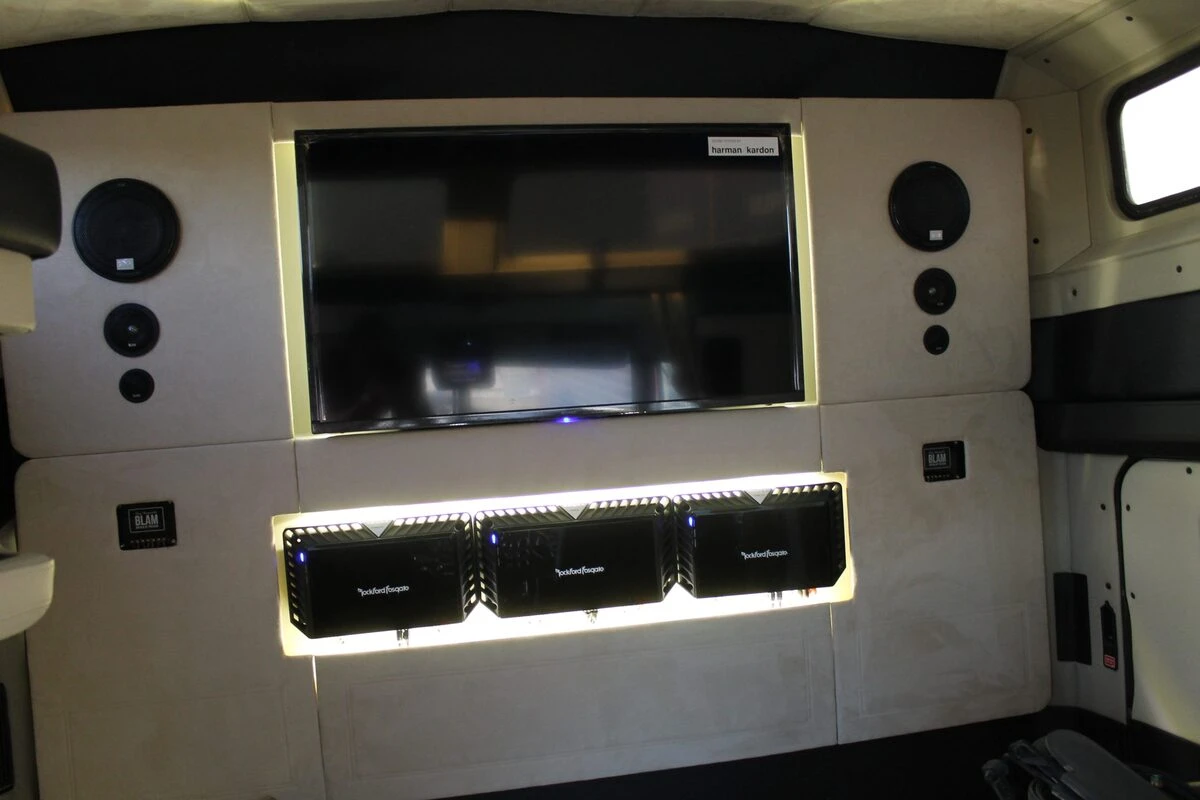 Kenworth noir et crème : sonorisation complète et écran OLED de 152 cm