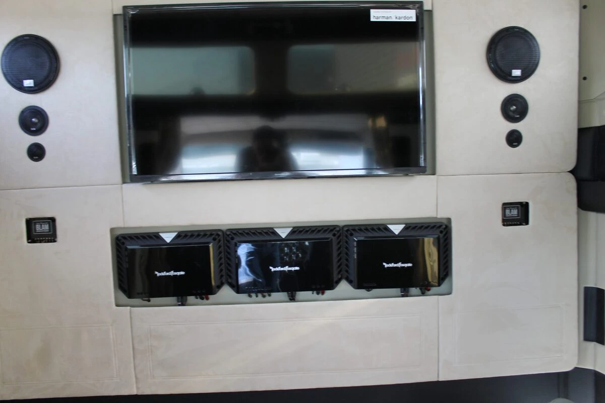 Kenworth noir et crème : sonorisation complète et écran OLED de 152 cm