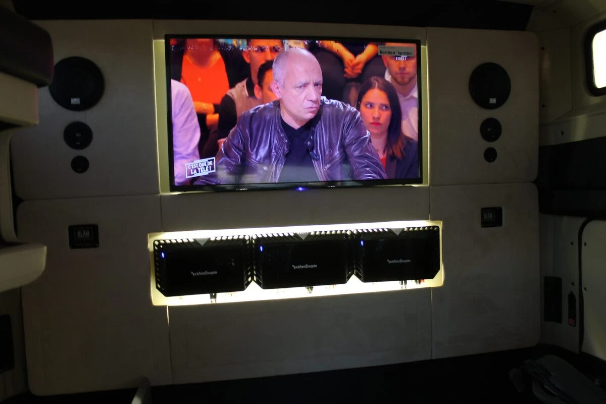 Kenworth noir et crème : sonorisation complète et écran OLED de 152 cm