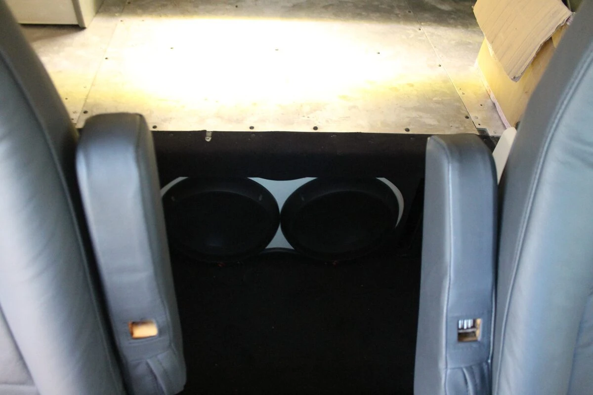 Kenworth noir et crème : sonorisation complète et écran OLED de 152 cm