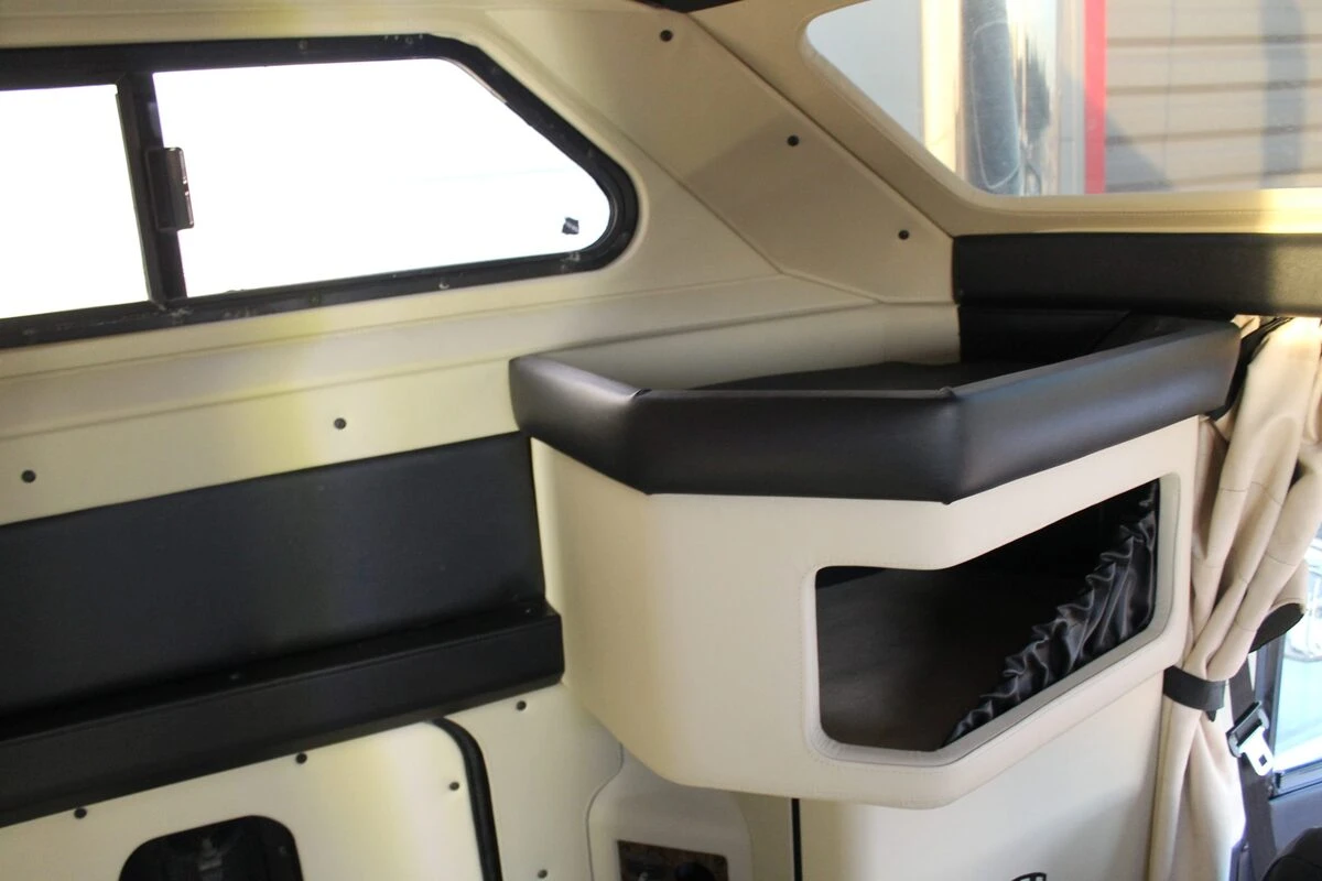Kenworth noir et crème : sonorisation complète et écran OLED de 152 cm