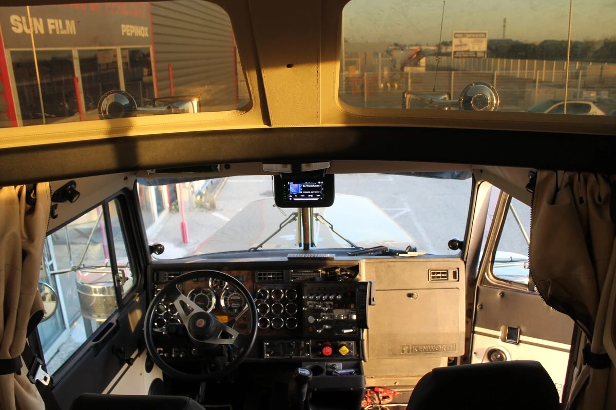 Kenworth noir et crème : sonorisation complète et écran OLED de 152 cm