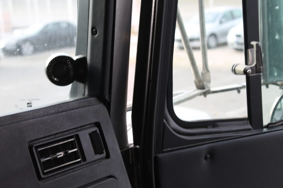 Kenworth noir et crème : sonorisation complète et écran OLED de 152 cm
