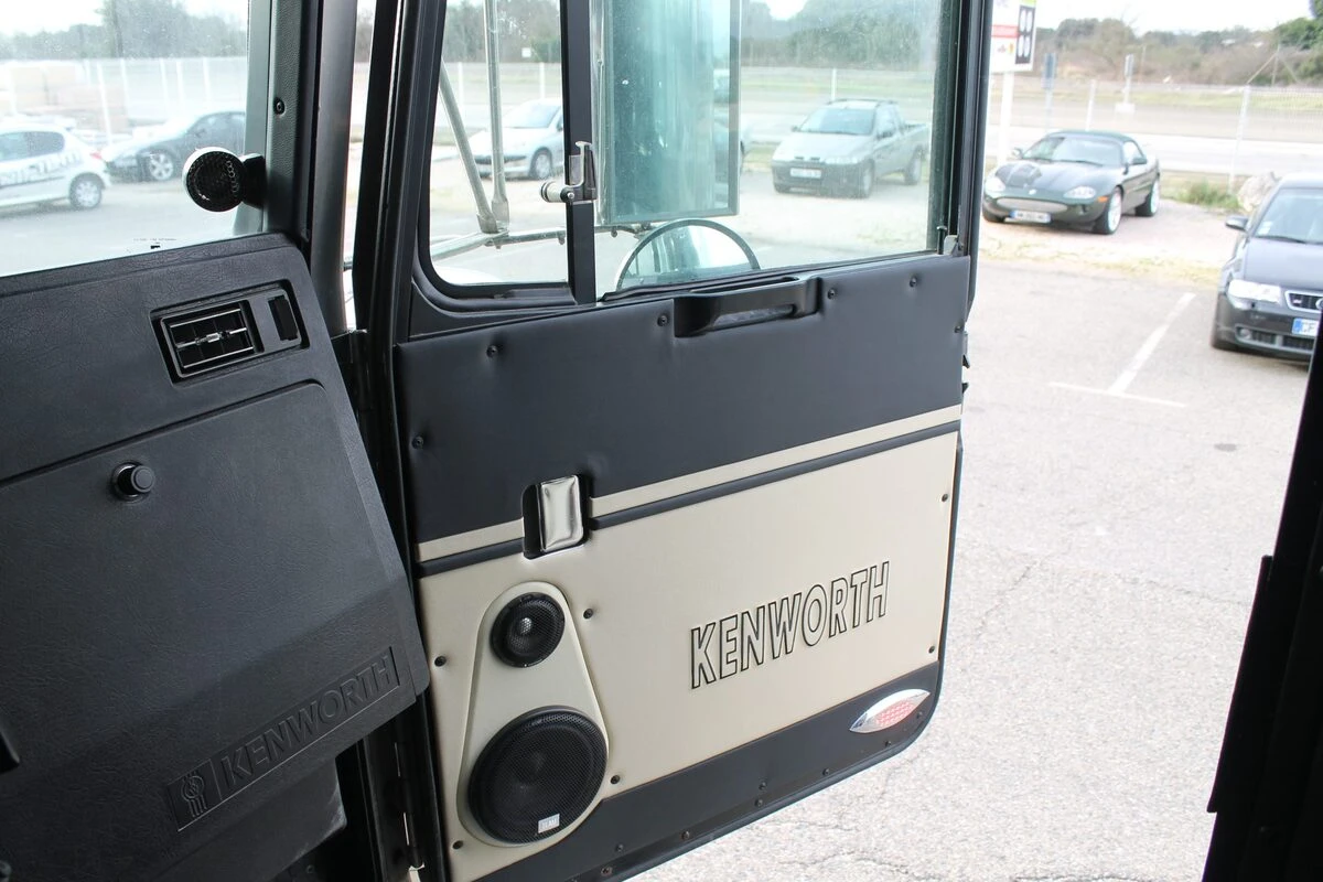 Kenworth noir et crème : sonorisation complète et écran OLED de 152 cm